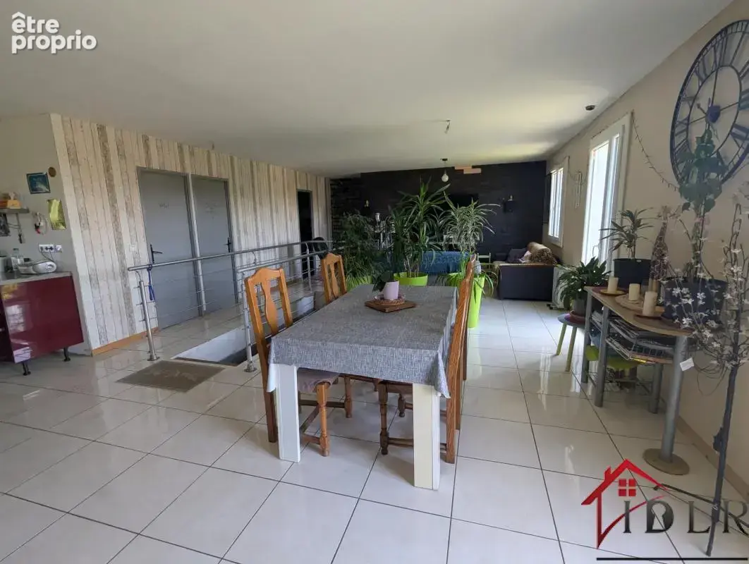 Pavillon sans mitoyenneté sur 1440 m2 à Oyriers - photo 4