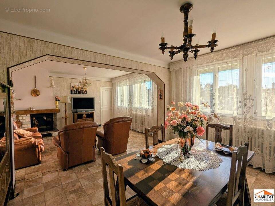Maison à PINS-JUSTARET
