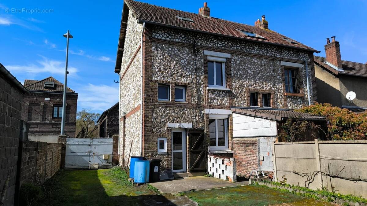 Maison à SAINT-ETIENNE-DU-ROUVRAY