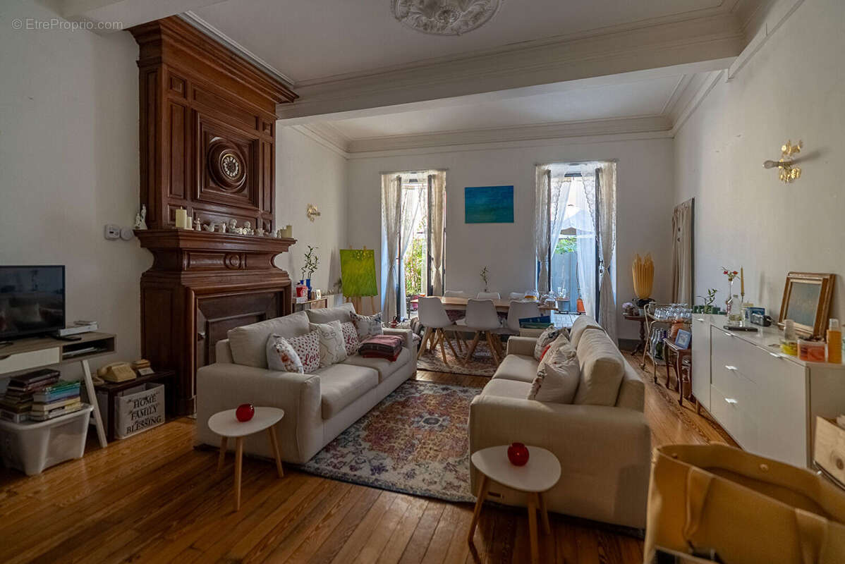 CARCASSONNE - PROCHE GAMBETTA  Superbe immeuble rénové avec cour (7 appart. 2 com.) sans copropriété - photo 4