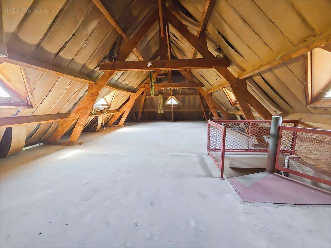  Un cadre de vie privilégié Édifiée sur un terrain de plus de 6 780 m², entièrement clos et paysager, cette propriété vous garan - photo 14