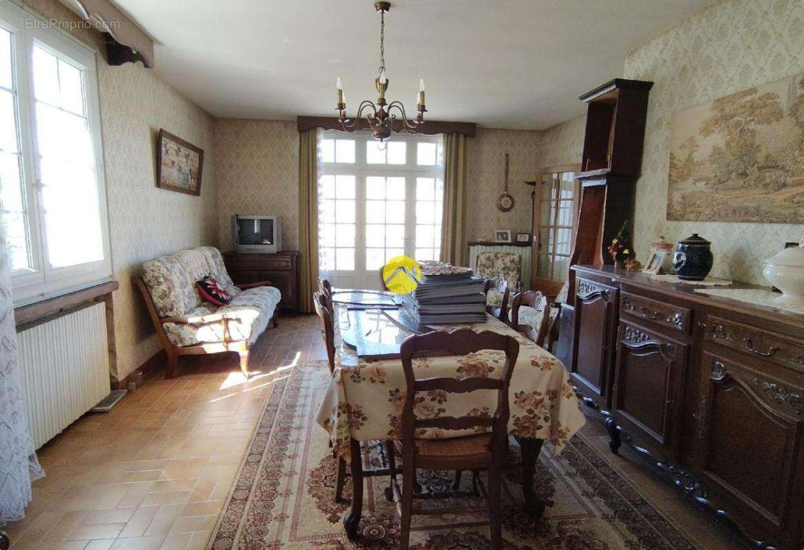 Maison à SAINT-DENIS-DE-JOUHET