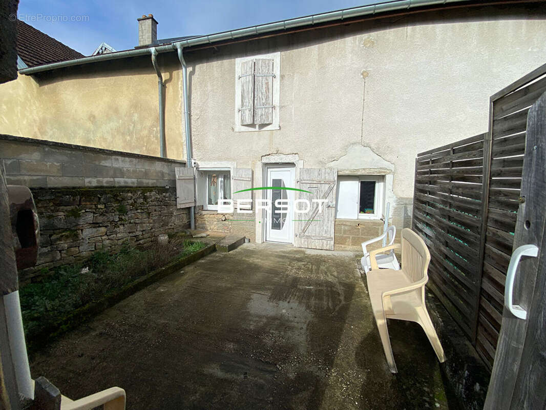 Maison à VAIVRE-ET-MONTOILLE