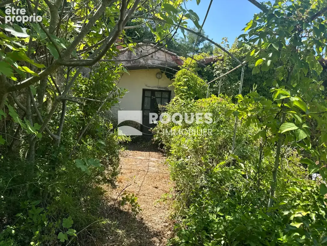 Lodève, centre ville, maison de ville à rénover, de 80 m2 habitables avec dépendances sur 570 m2 de terrain - photo 3