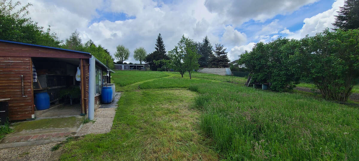 Terrain à LE CHAMBON-FEUGEROLLES