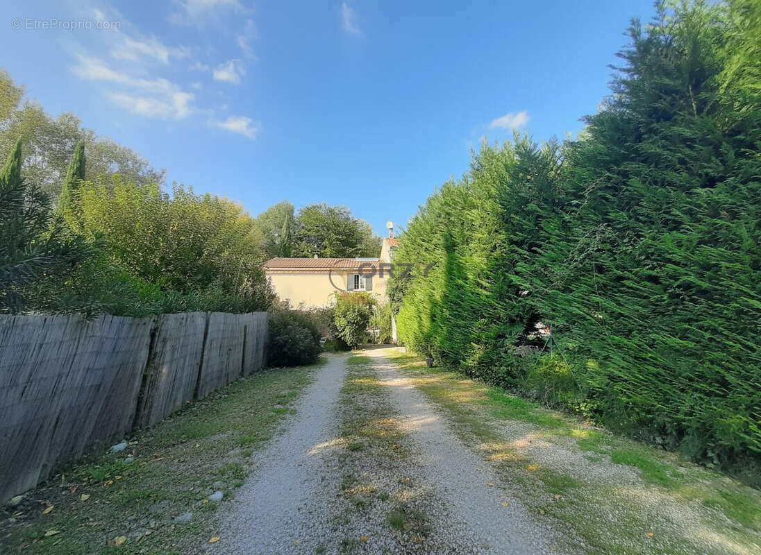 Maison à ENTRAIGUES-SUR-LA-SORGUE
