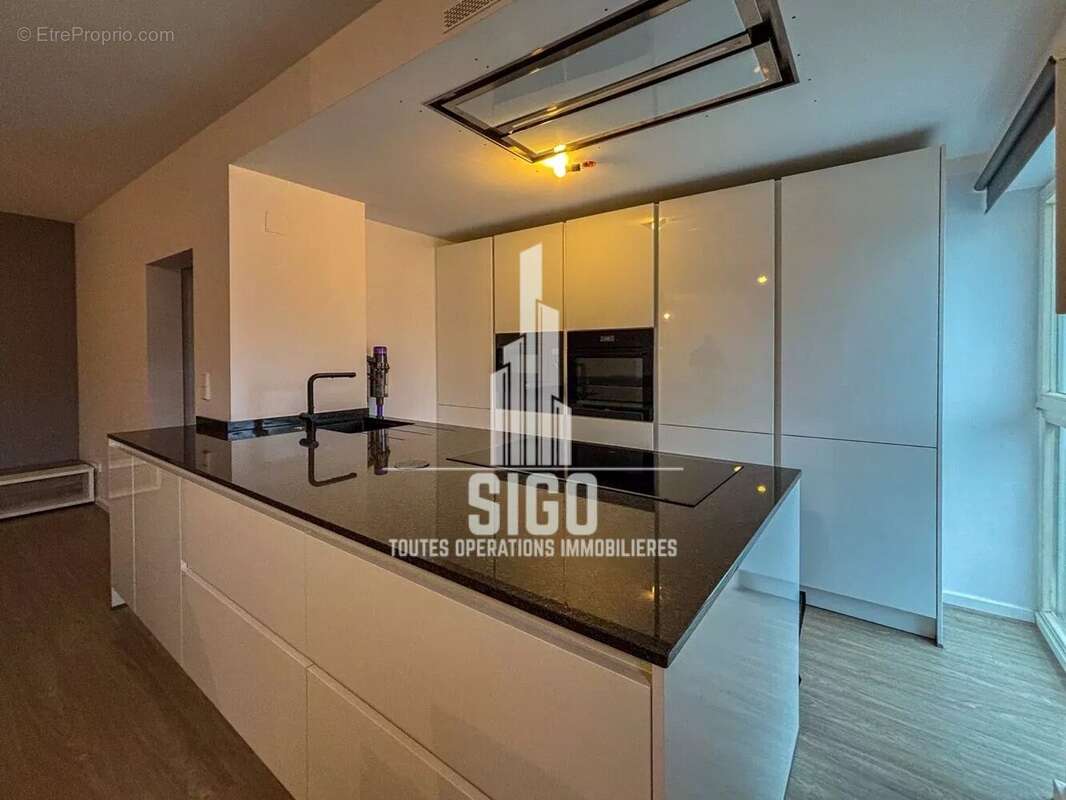 Appartement à COMBES