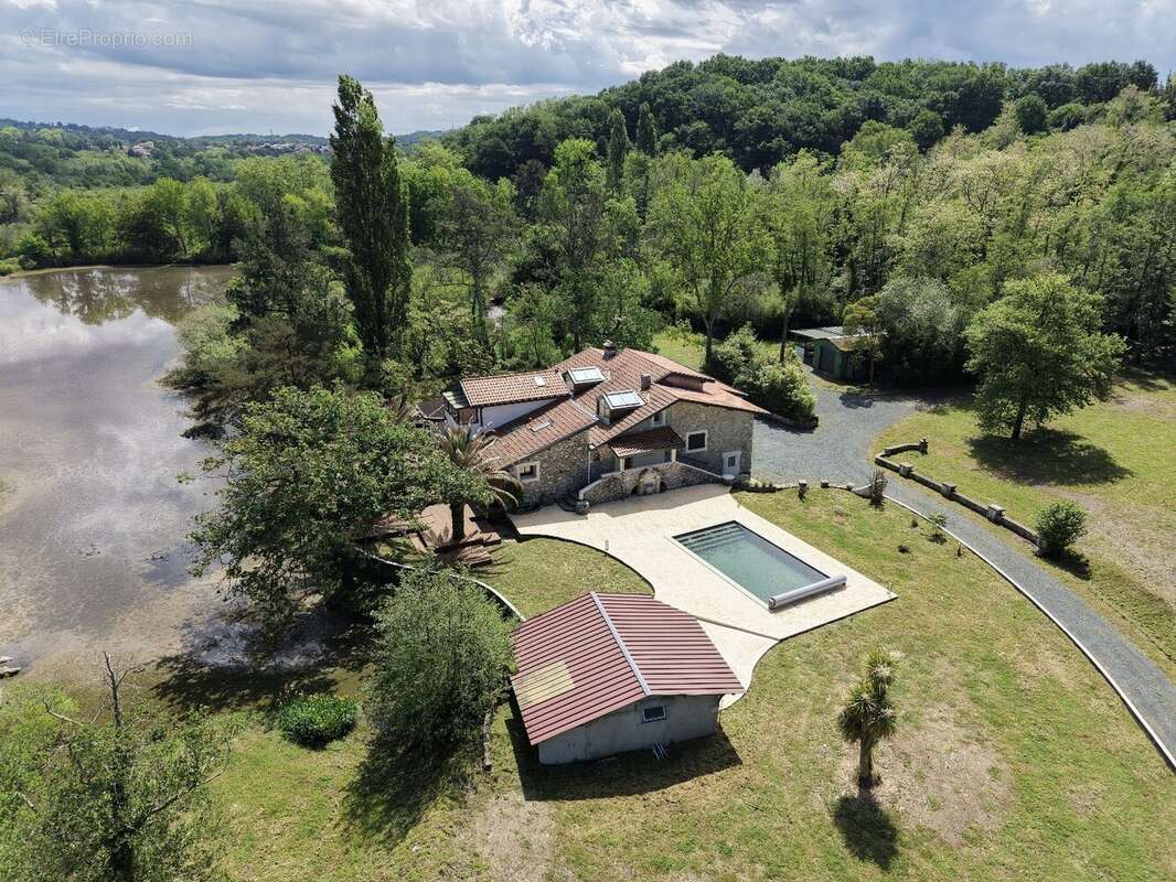 Lieu exceptionnel de 15 hectares dont 3 hectares d'etang pour cette propriete de 322 m2 - photo 34