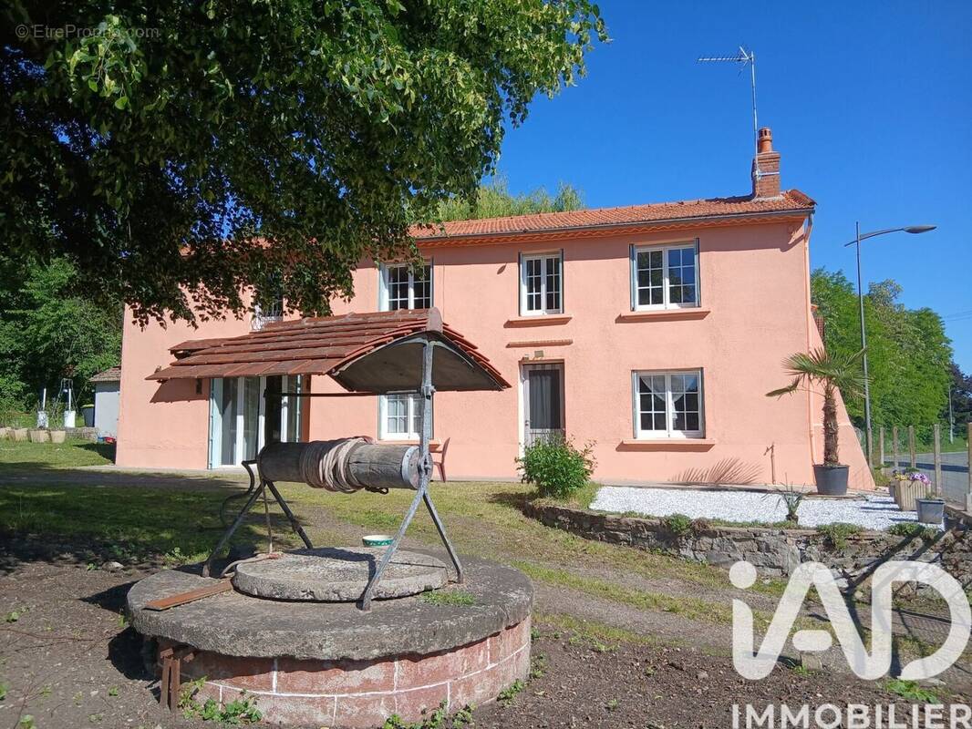 Photo 1 - Maison à SAINT-PRIEST-BRAMEFANT