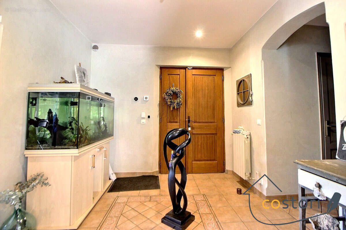 Maison 240 m² à Trans-En-Provence  - photo 4