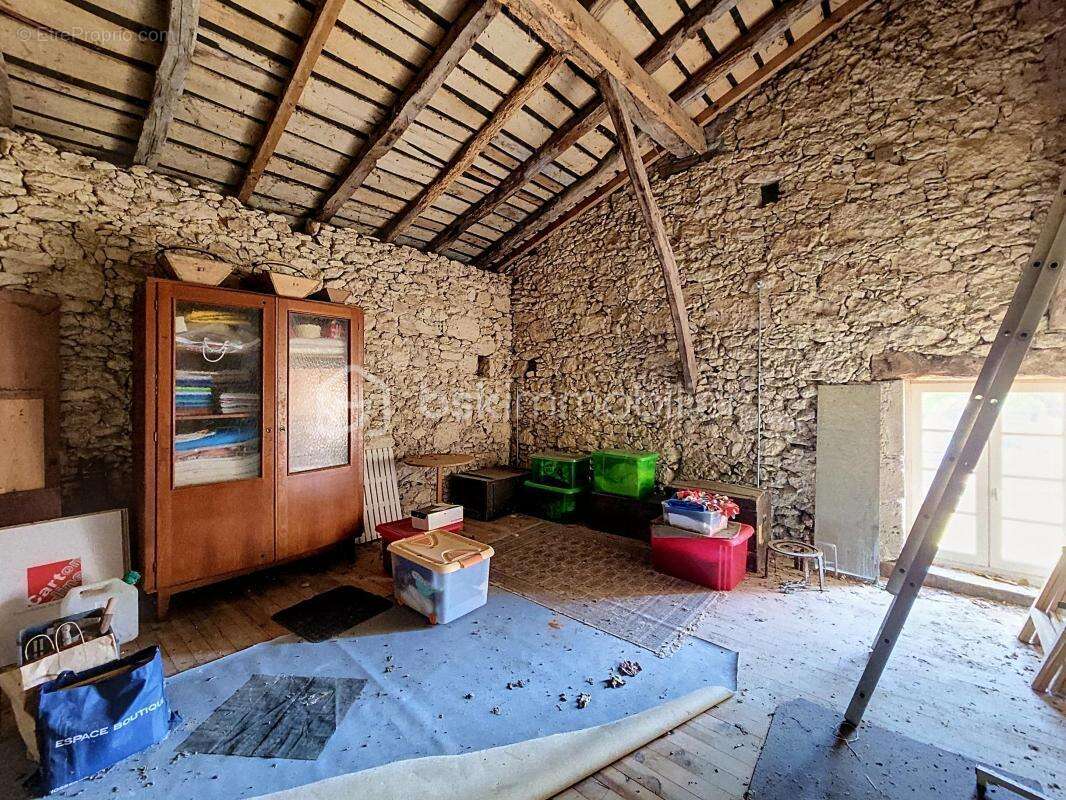 Du cachet et du charme pour cette confortable maison de 181m2. sur 1.1 hectare de terrain - photo 22