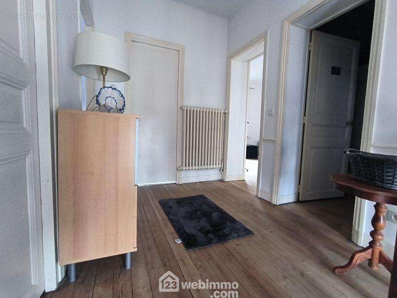 A l'étage le palier distribue... - Maison à VAILLY-SUR-AISNE