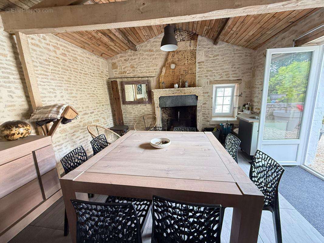 Maison à SAINT-GENIS-D&#039;HIERSAC