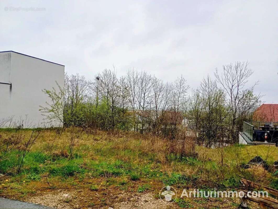 Terrain à POUILLEY-LES-VIGNES