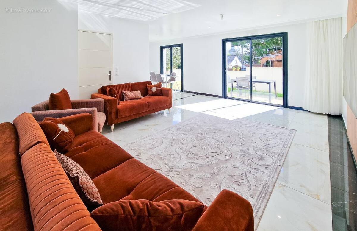 Maison à SAINT-ETIENNE-DE-MONTLUC