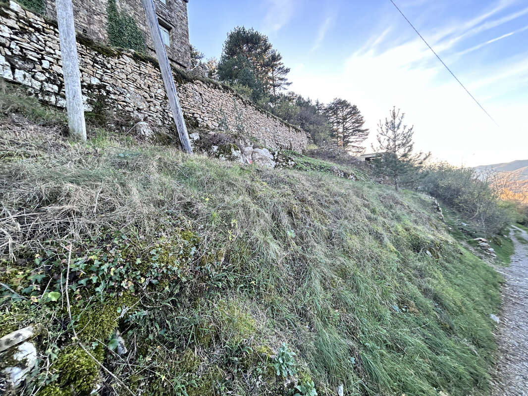 Terrain à BEZ-ET-ESPARON