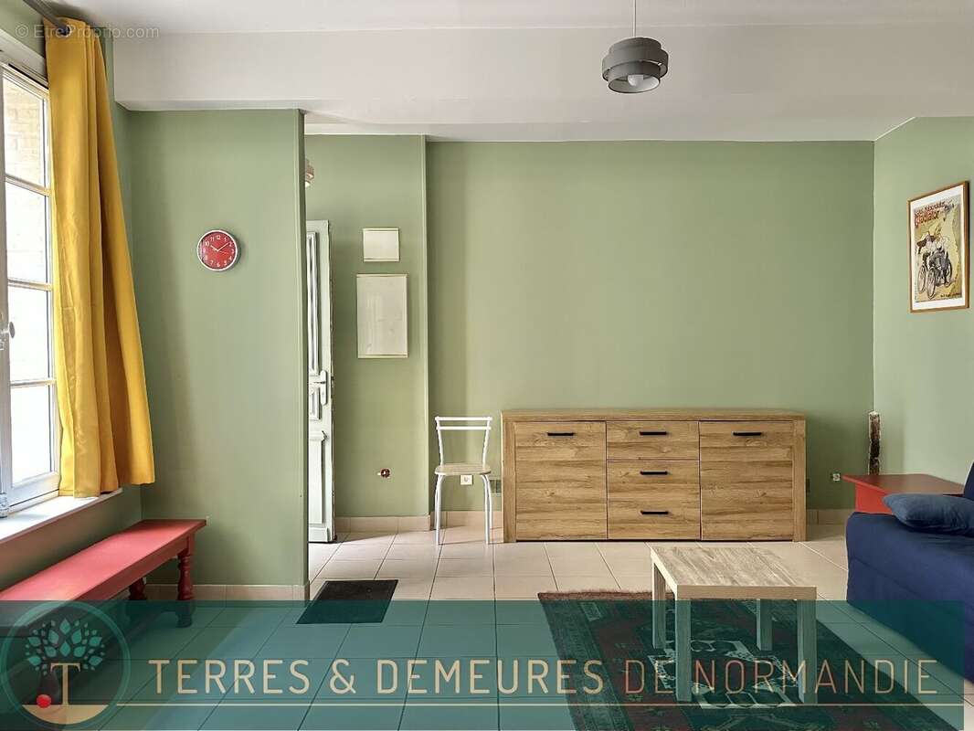 Studio de 36m² au rez-de-chaussée sur cours  Immeuble en brique - Vendu meublé. - photo 4
