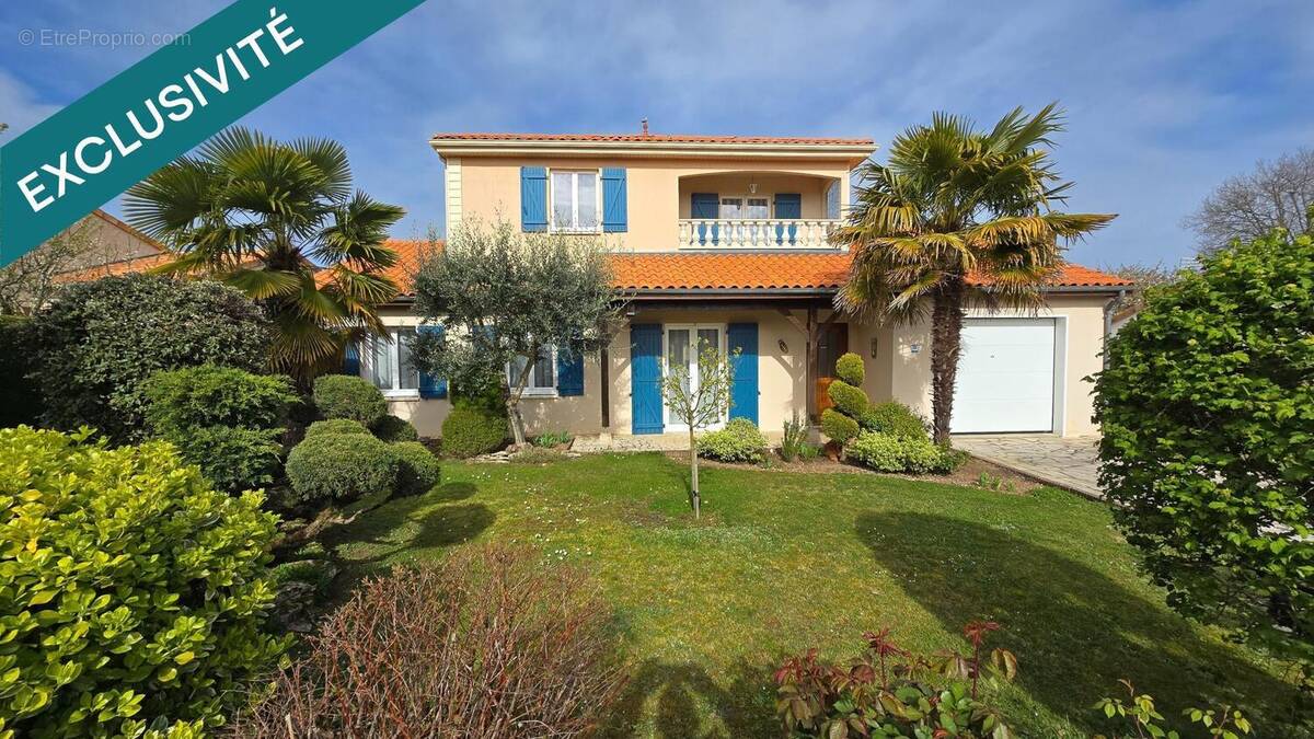 Photo 1 - Maison à LUSSAC-LES-CHATEAUX