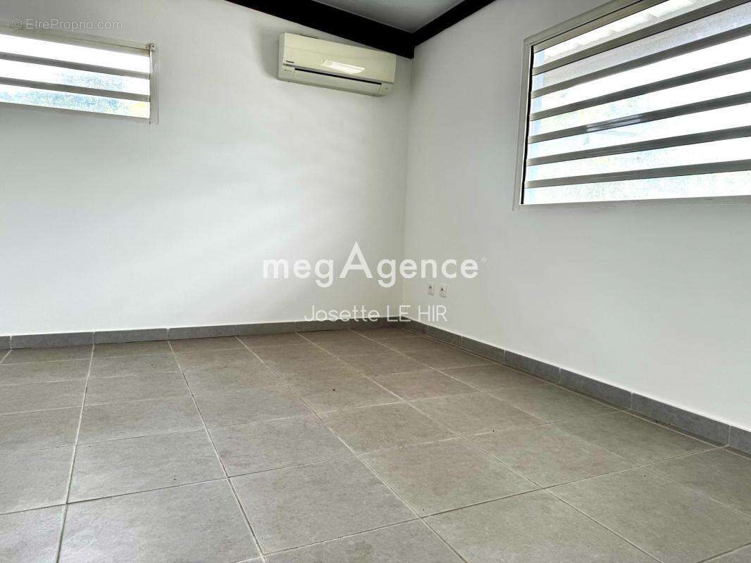 Appartement à REMIRE-MONTJOLY