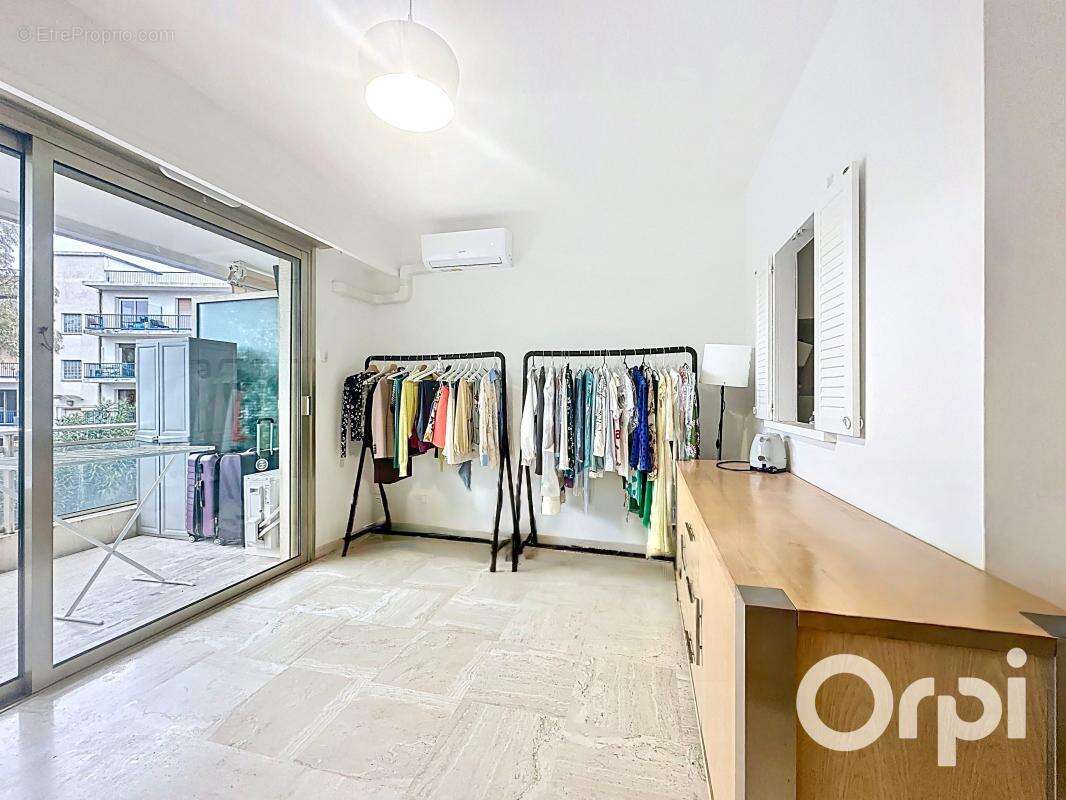 Appartement à SAINT-LAURENT-DU-VAR