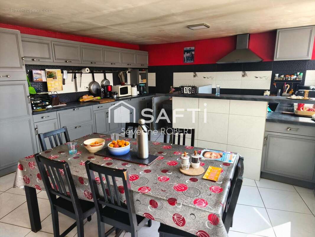Maison 255 m² à Monts-Sur-Guesnes  - photo 2