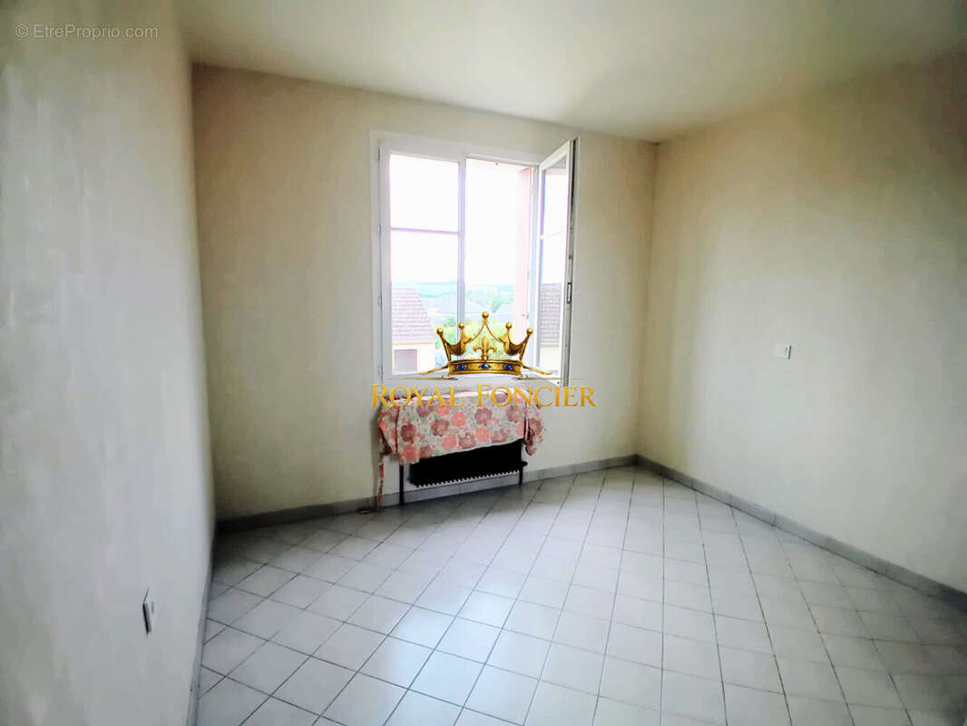 Chambre 2  - Maison à PREUILLY-SUR-CLAISE
