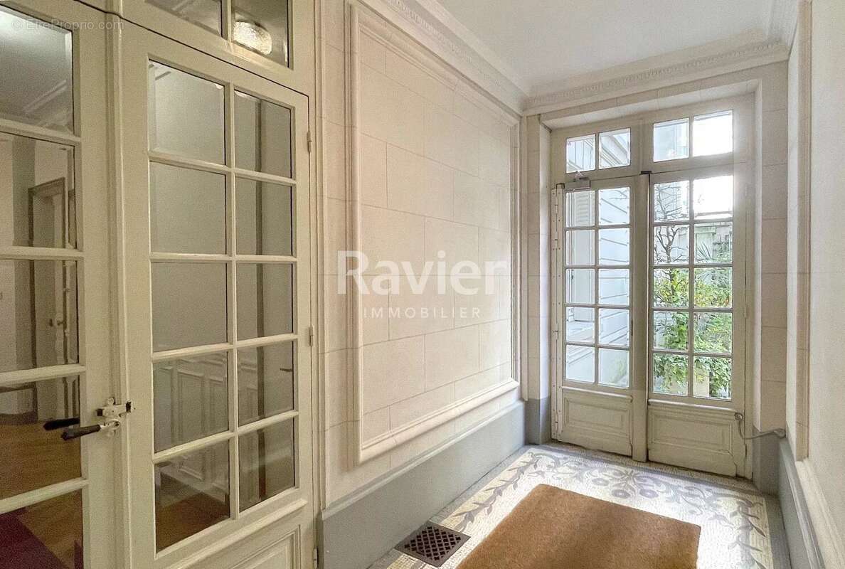 Appartement à PARIS-16E