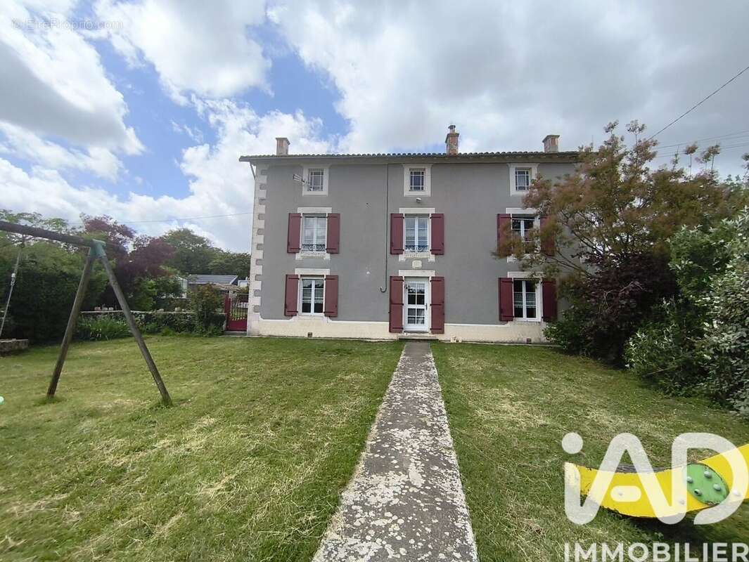 Maison 243 m² à Bougon  - photo 2