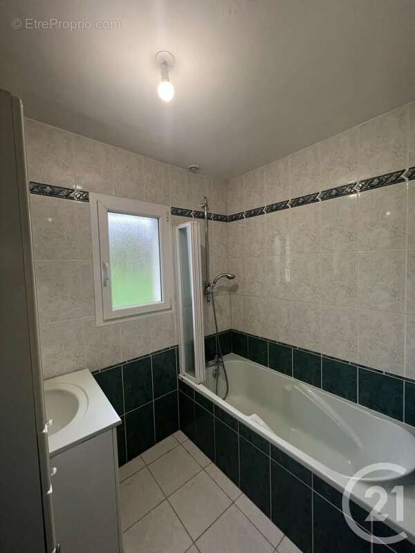 Maison à SAINT-CYR-LE-GRAVELAIS