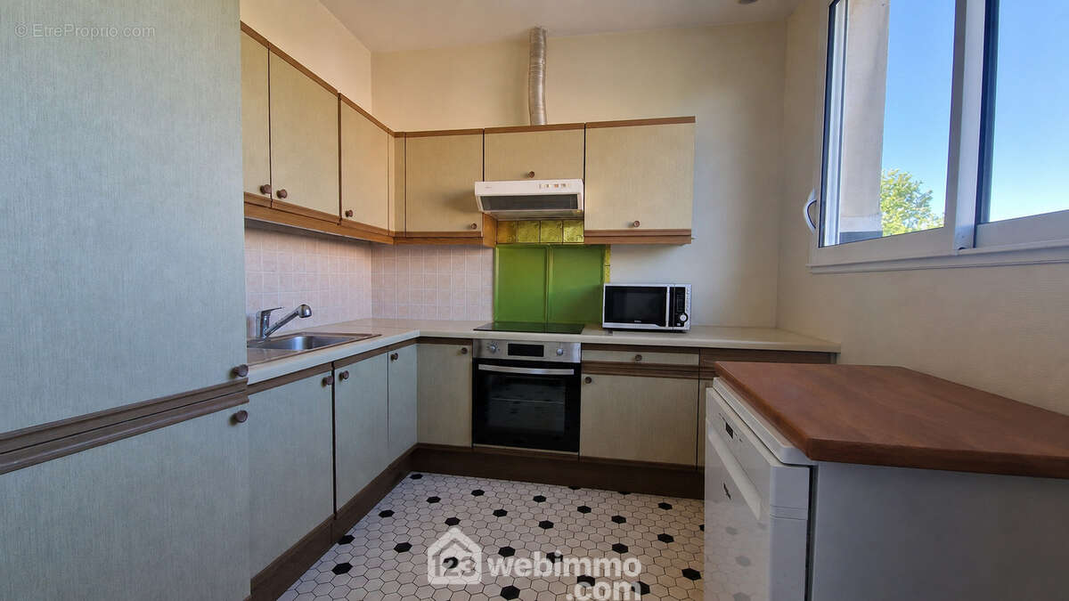 A ses côtés, la cuisine de 8 m² - Maison à LAON