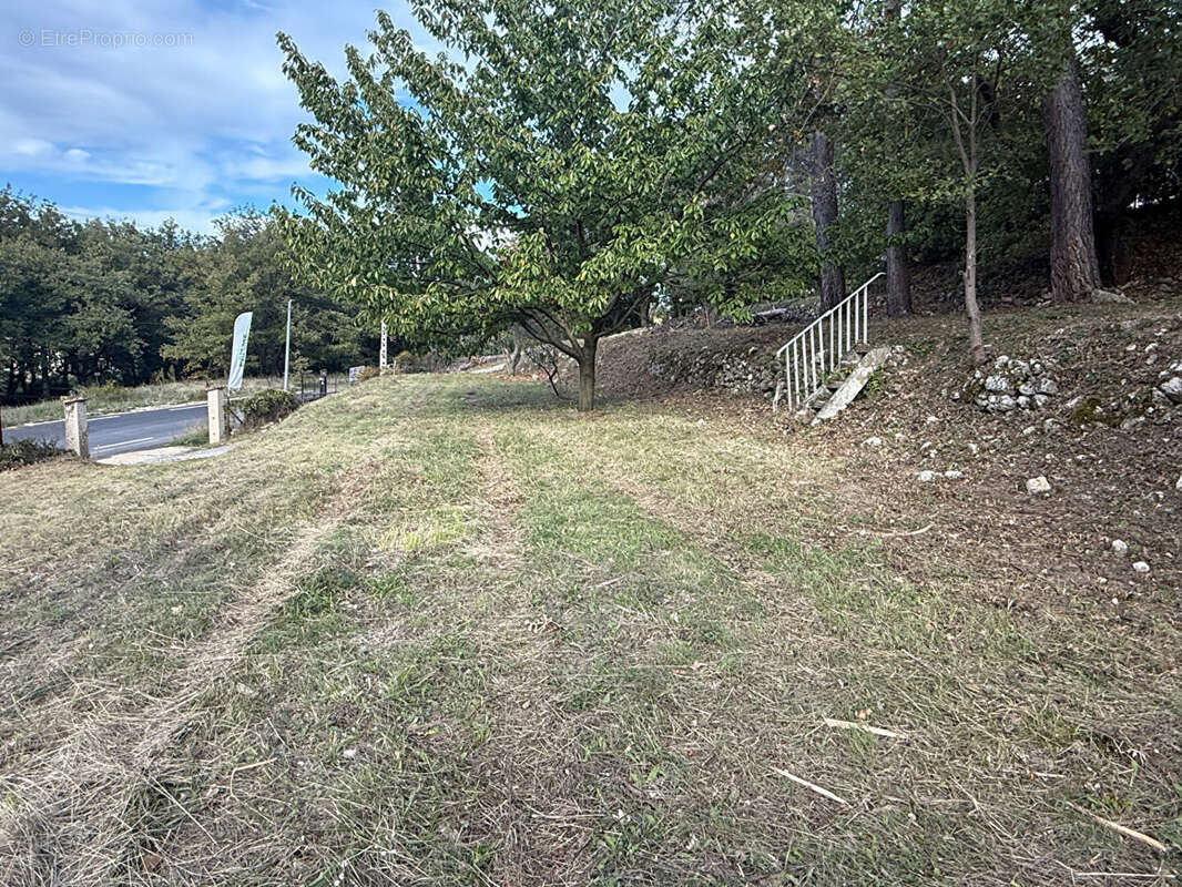 Terrain à LA ROQUE-D&#039;ANTHERON