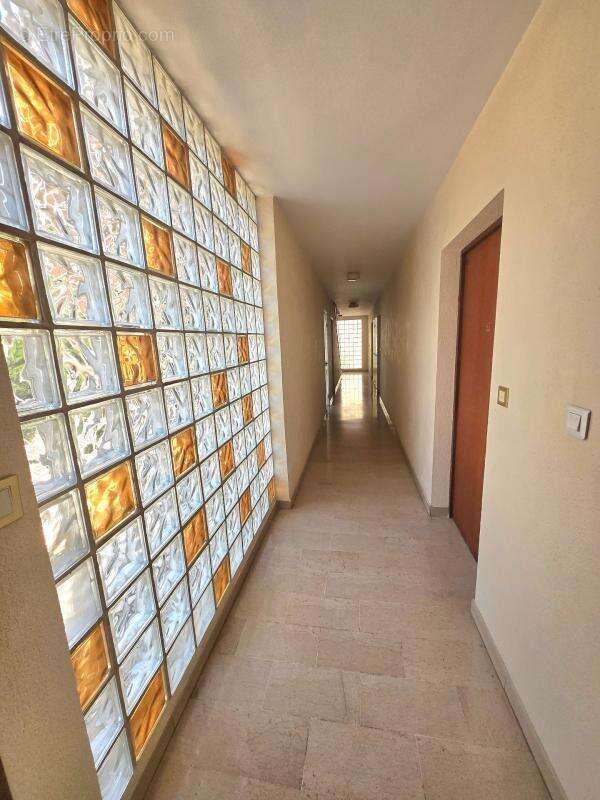 Marignane – Appartement/Studio rénové avec jardin, balcon et accès direct au sous-sol privatif de 32,70 m² ! - photo 11