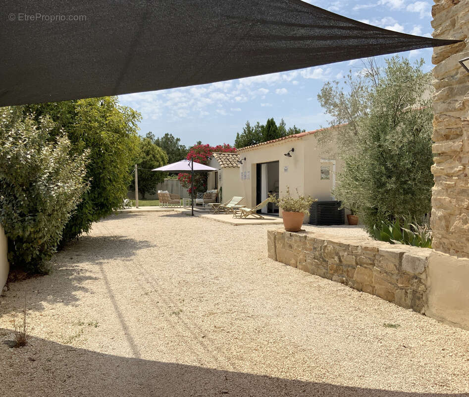 Mas provençal avec piscine, jardin et vue sur les vignes. - photo 15