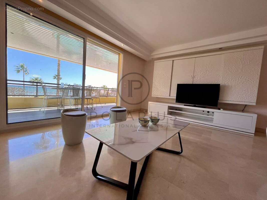 Appartement à SAINT-LAURENT-DU-VAR