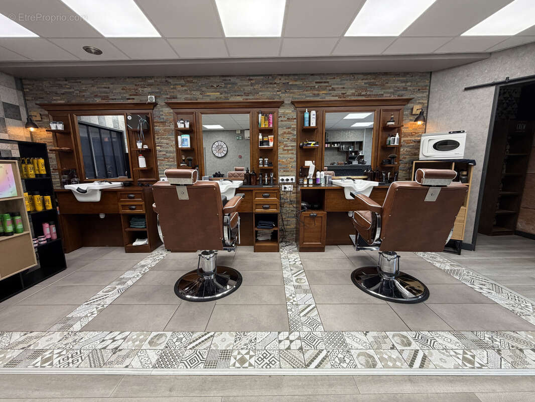 Salon de coiffure & barbier clé en main   emplacement no1 centre-ville tournus ou vente des actions : 23 000 € - photo 4