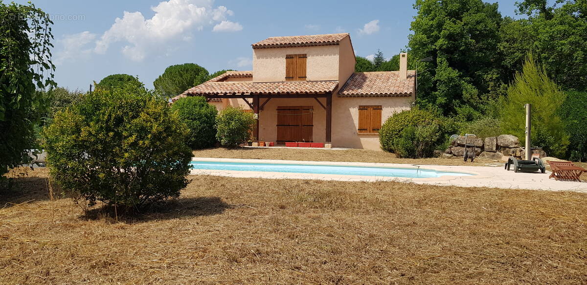 Charmante villa de 2000, parfaitement entretenue et prête à vivre.
Aucun travaux à prévoir, espaces lumineux, cadre agréable, dans un environnement paisible. - Maison à LE MUY