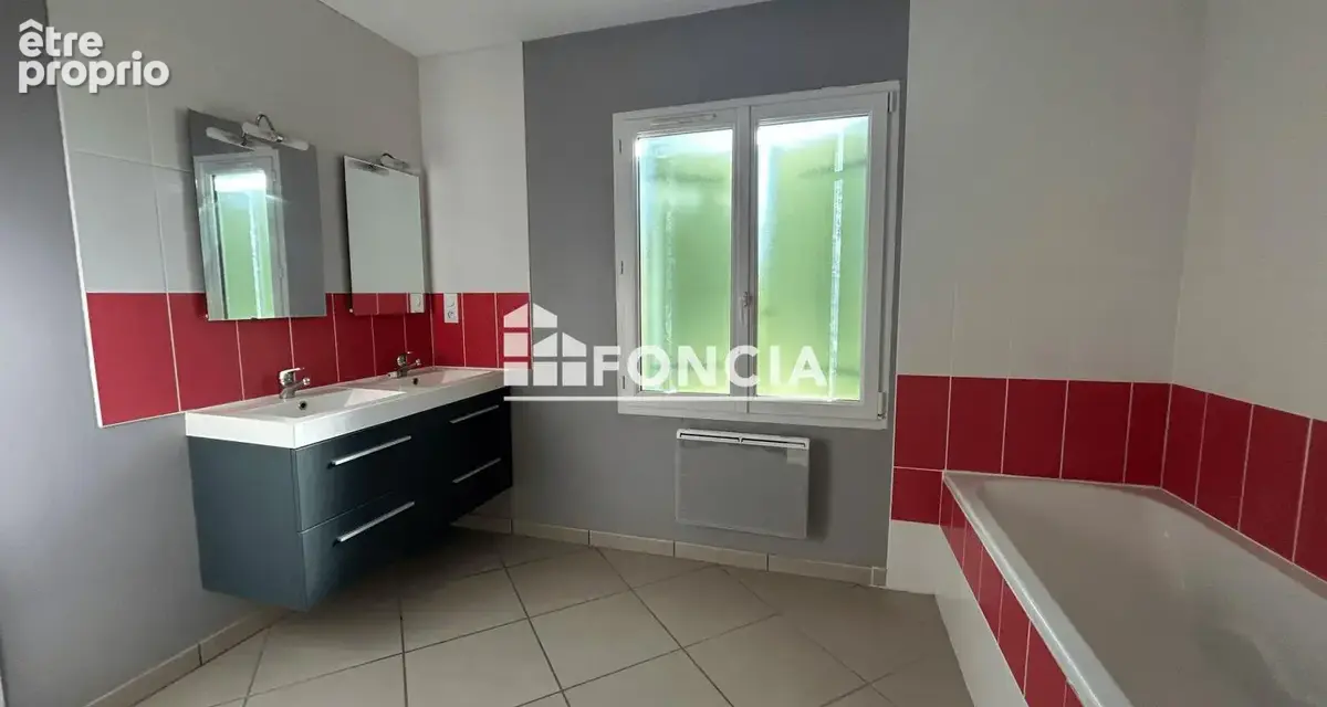 Châteaubernard – maison avec 1 024 m² de terrain clos - photo 4
