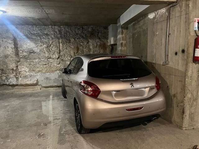 Parking à PARIS-16E