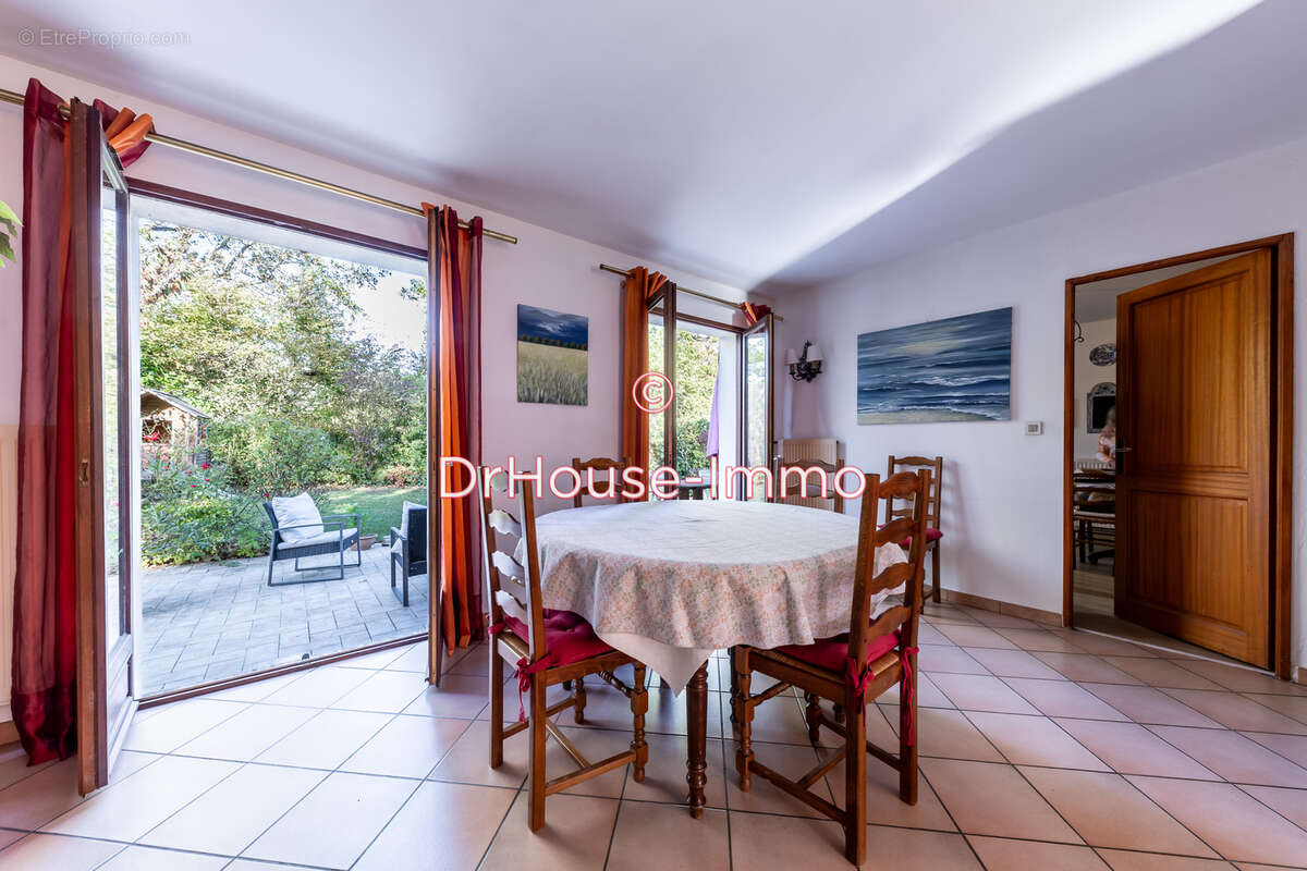 Maison à DAMPIERRE-EN-YVELINES