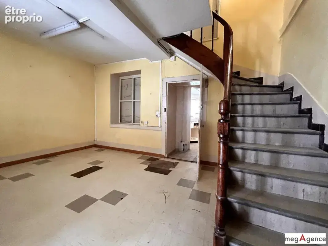 En centre ville 165.29 m², comprenant : logement d'habitation + ancien local commercial (avec boutique et vitrine) - photo 3