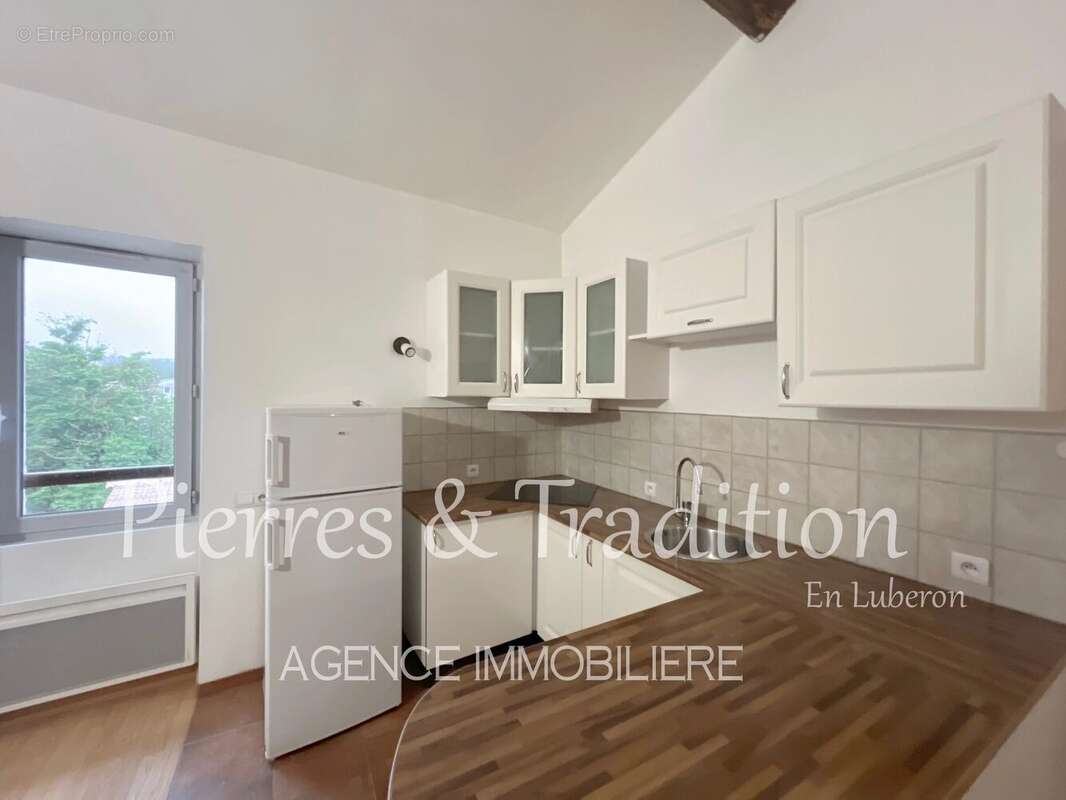 Céreste, immeuble entièrement rénové composé de 3 appartements avec cour et dépendances - photo 4