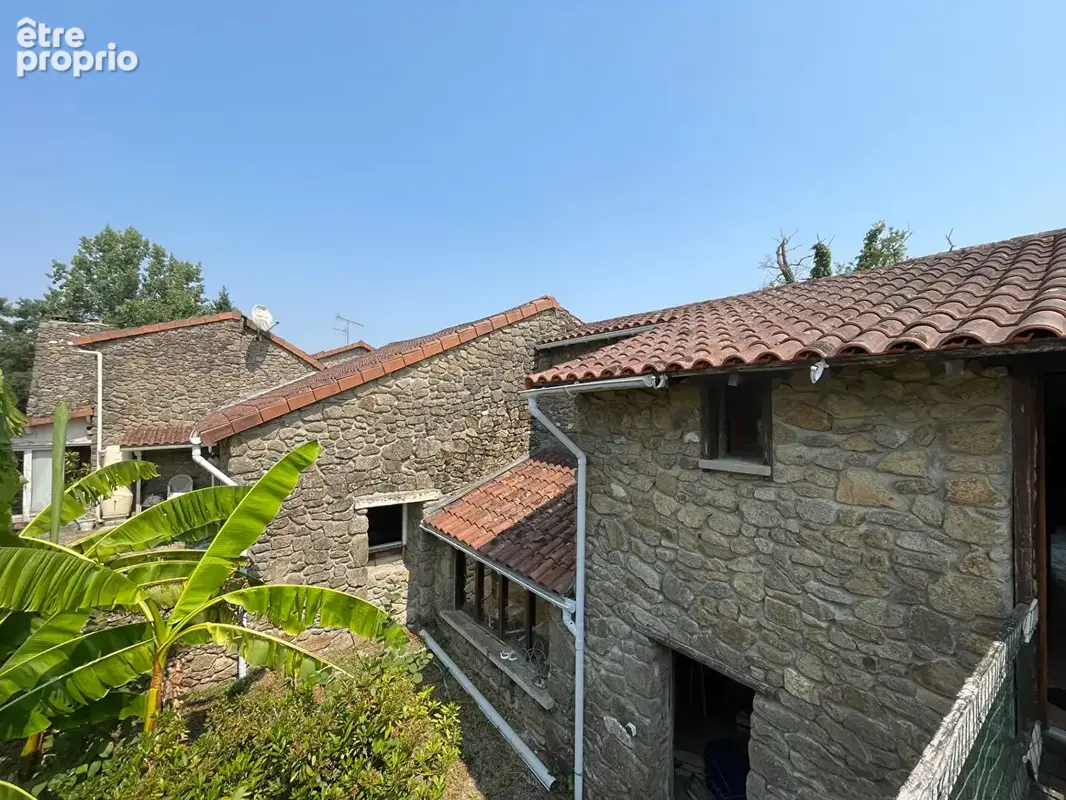 Maison et dépendances au fond d'une impasse. - photo 8