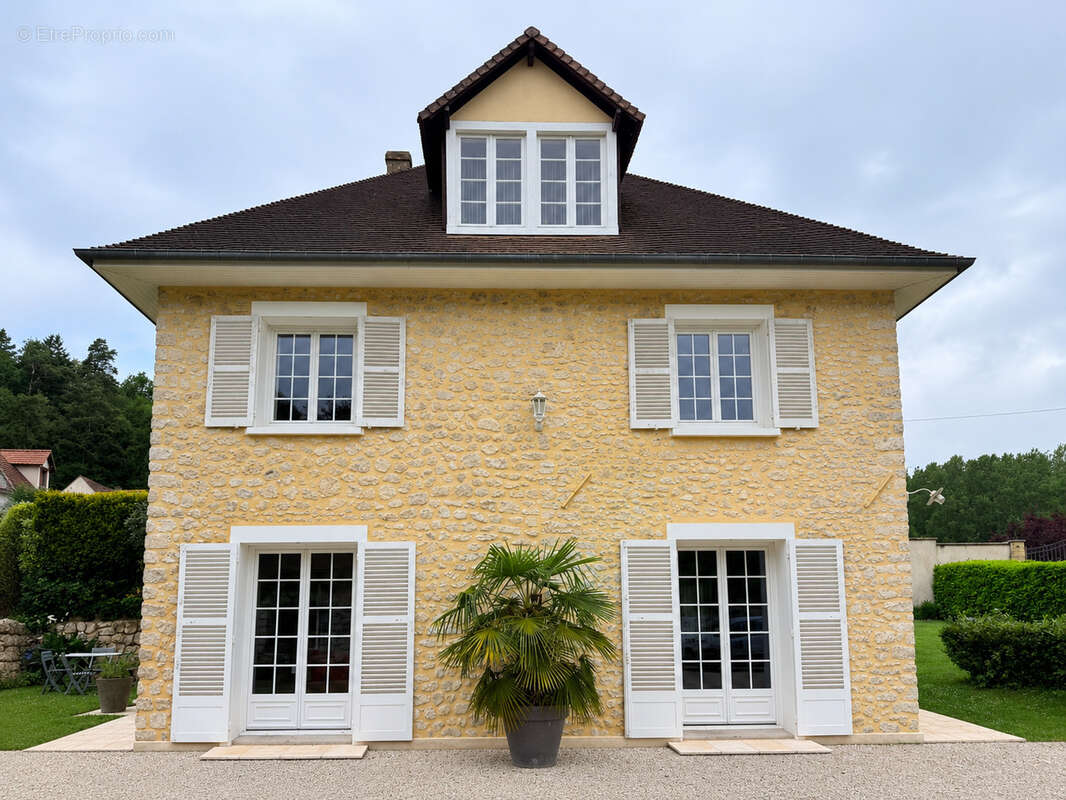 Authentique maison en pierre avec 4 chambres, dépendances et terrain de 2 207 m2 - photo 8
