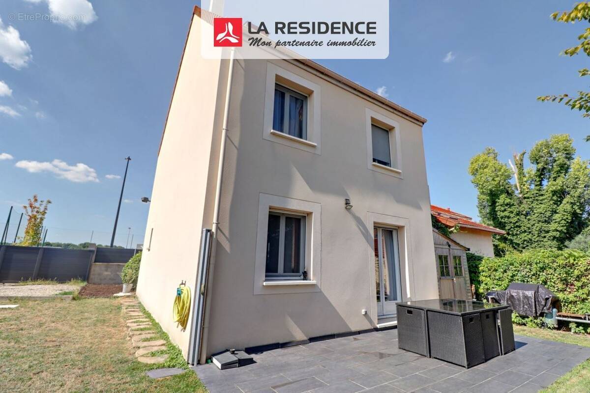 Maison à MAURECOURT