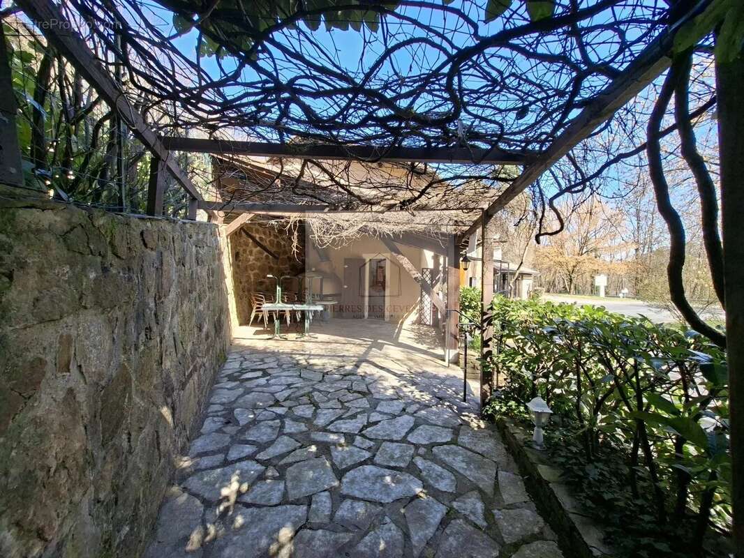 Maison à LE COLLET-DE-DEZE