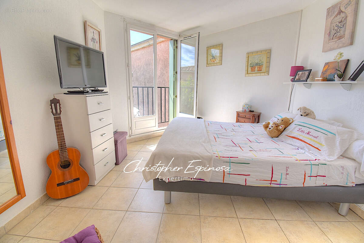 Antibes, villa jumelée de 88m2, terrain de 180m2, garage et parking privé. - photo 11