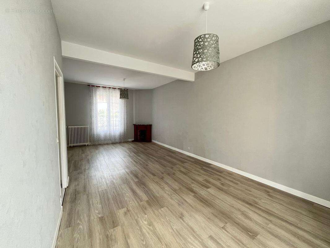 Maison à LA JONCHERE-SAINT-MAURICE