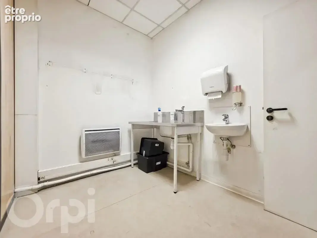 Local professionnel 134 m² + 2 stationnements - photo 4