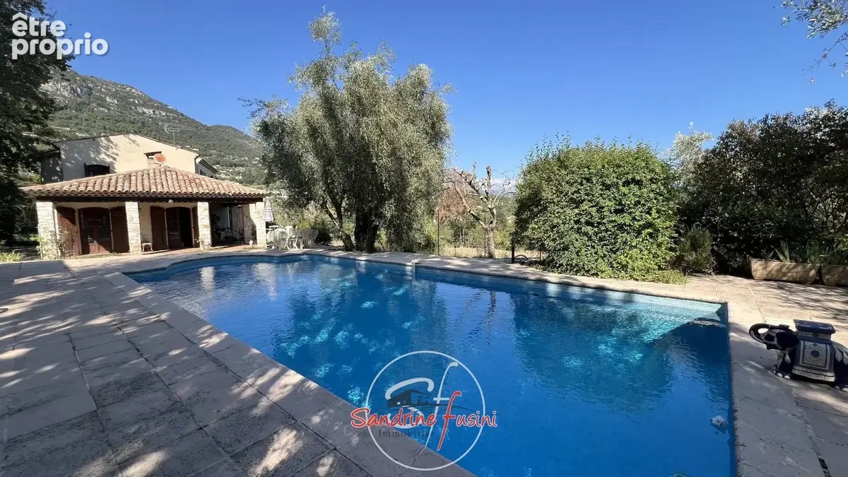 Villa de caractere - beaux volumes - piscine et terrain - photo 2
