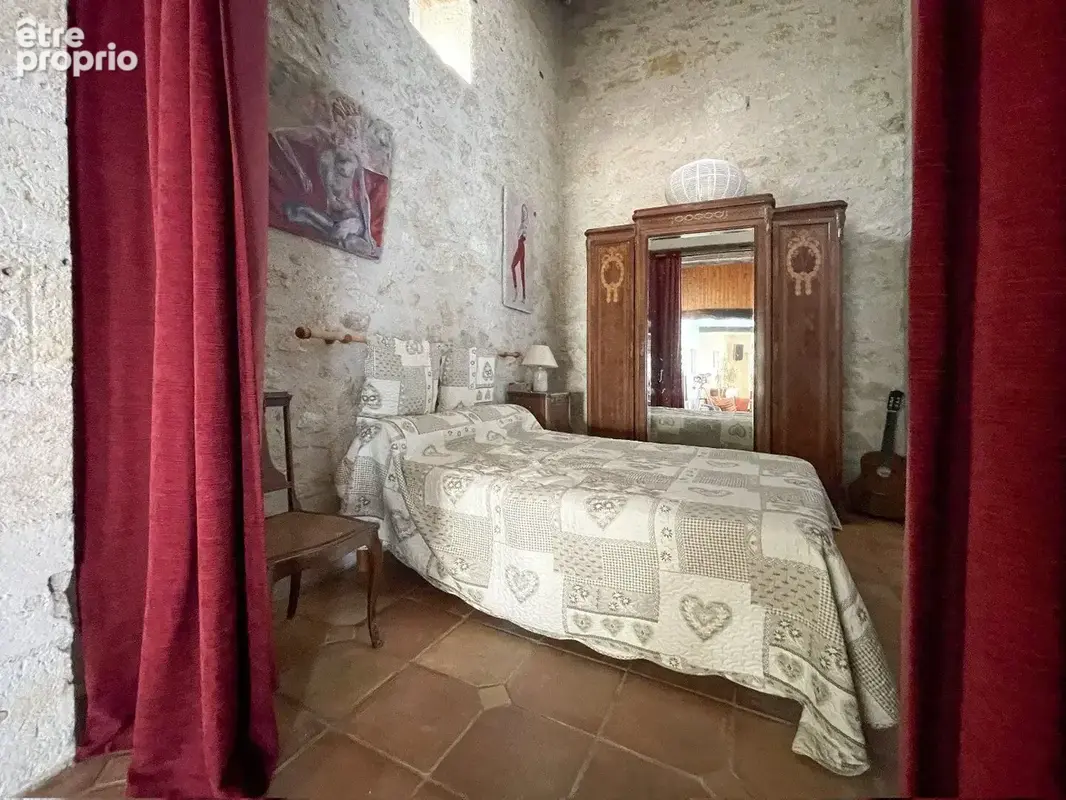 Une maison en pierres autour de sa piscine - photo 9